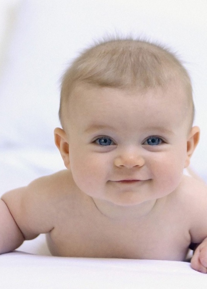 بالفيديو: رضيع يتسلق حائطاً بدون وسائل أمان