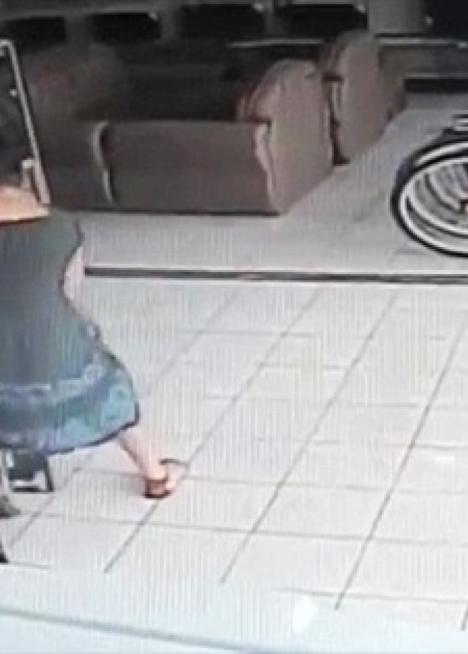 بالفيديو: تسرق تلفزيون تحت تنورتها!