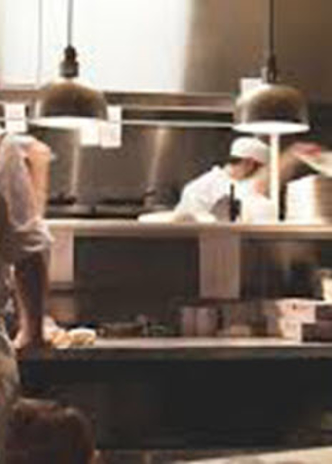 يقوم النزلاء بإعداد الطعام بأنفسهم في هذا المطعم