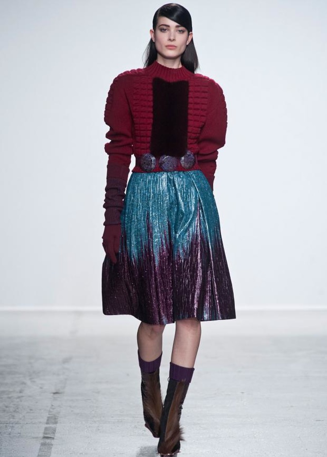 John Galliano: إبهار في الأقمشة والطبعات