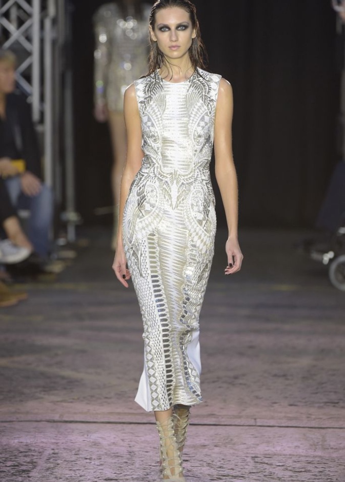 مجموعة Julien Macdonald لربيع و صيف 2016