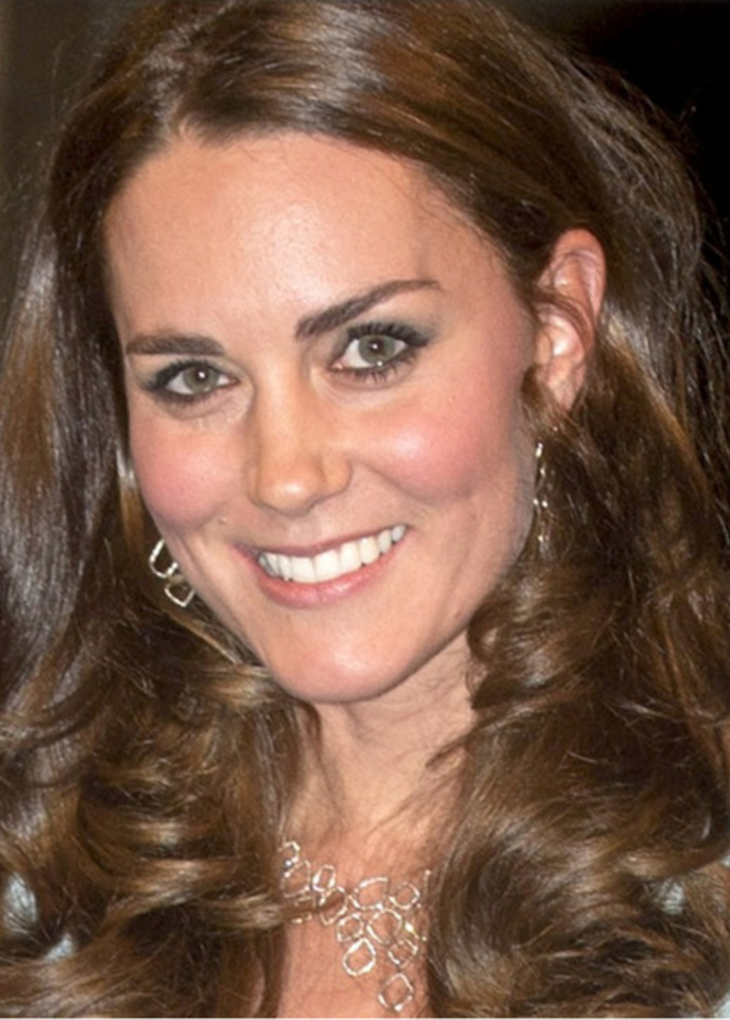 كيت ميدلتون ترتدي عقداً وأقراطاً من تصميم مونيكا فينادر