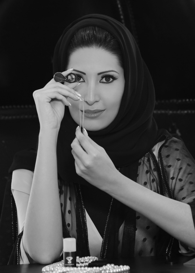 خلود الكردي عضوة في مؤتمر المجوهرات والأحجار 