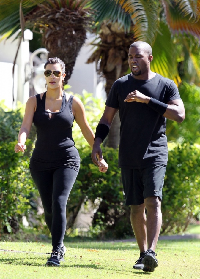 كيم كارداشيان تعود الى الأضواء بجسم رشيق ومغر