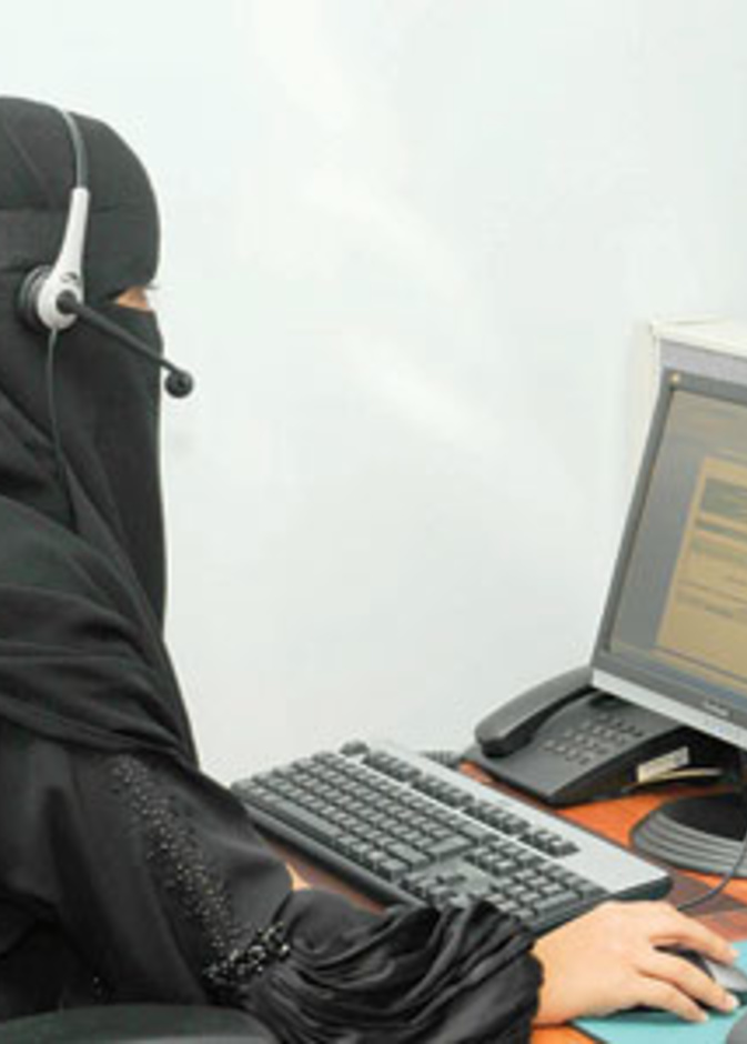 موظفات سعوديات يطالبن بمنع دخول الرجال