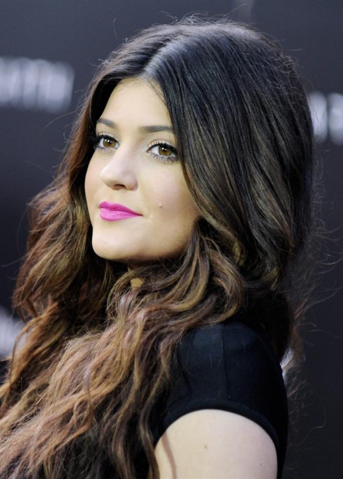 Kylie Jenner "مجروحة من الشائعات" حول جمالها