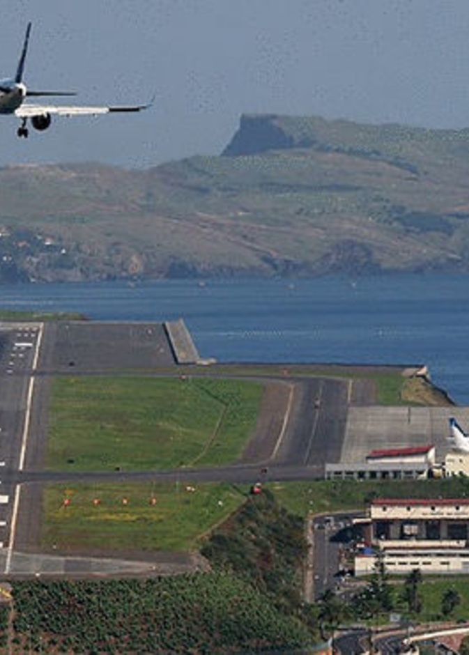 بالفيديو: الرياح تعاند الطائرات في مطار في البرتغال