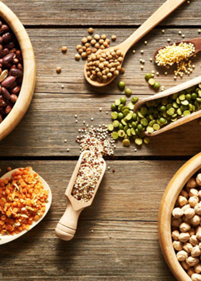 العدس والحمص والبذور من الاطعمة الغنية بالبروتين النباتي