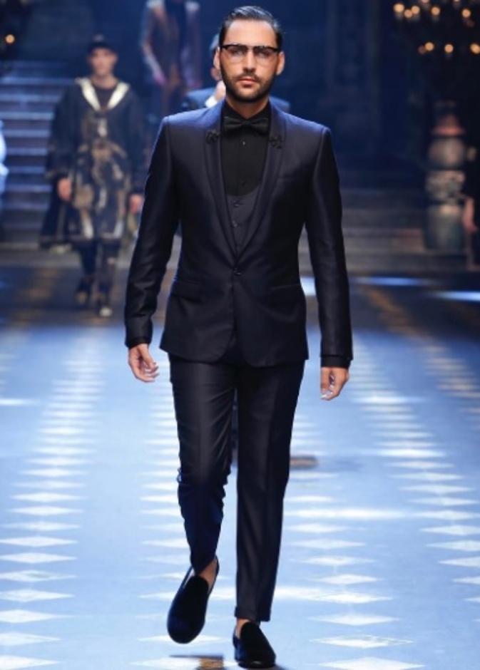 بإطلالة سوداء أحمد دعبس على منصة عرض الازياء لدار دولتشي اند غابانا
