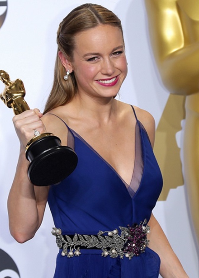 بري لارسون ترتدي اقراط لؤلؤ من مجوهرات Niwaka و حزام لؤلؤ من غوتشي 