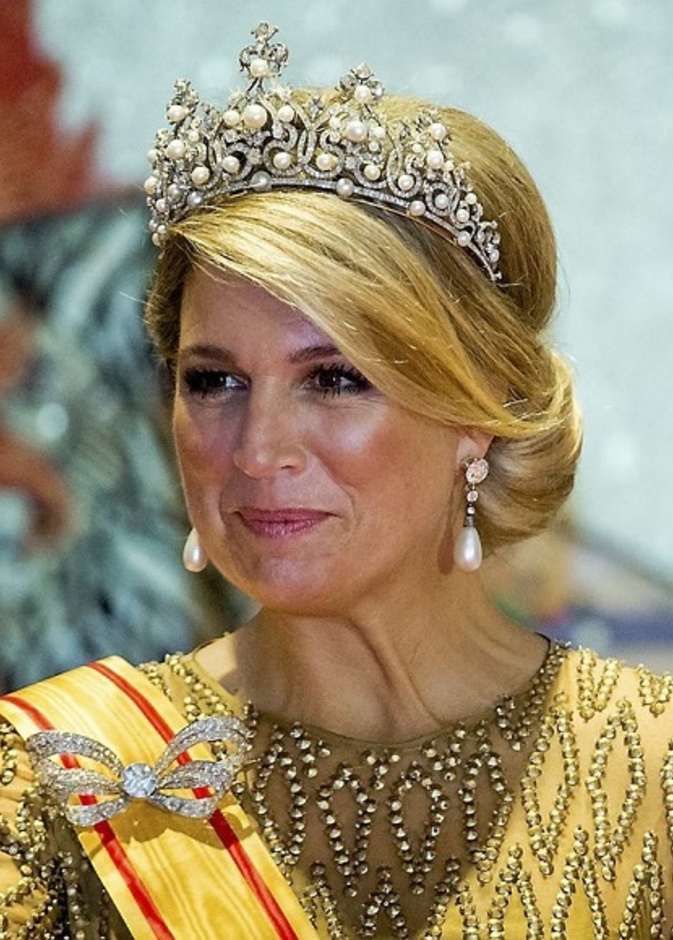 الأميرة غريس كيلي تتحلى بمجوهرات زفافها من اللؤلؤ 