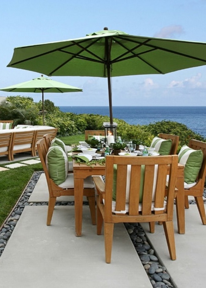 جلسة خارجية رائعة و طاولة طعام أنيقة مع إطلالة على البحر و مدفأة حجرية للأيام الباردة 