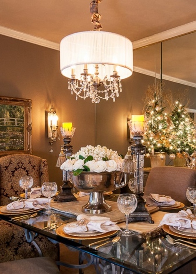 تعليق الزينة في غرفة الطعام و تزيين الطاولة بالإكسسوارات يبث روح البهجة في المكان