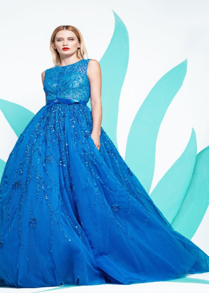 اطلالة كلاسيكية بفستان باللون الازرق من مجموعة جورج حبيقة لصيف 2016