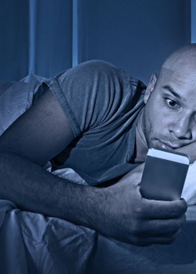 تصفح الهواتف الخلوية خلال الليلي يمكن ان يؤدي للاصابة بسرطان العين