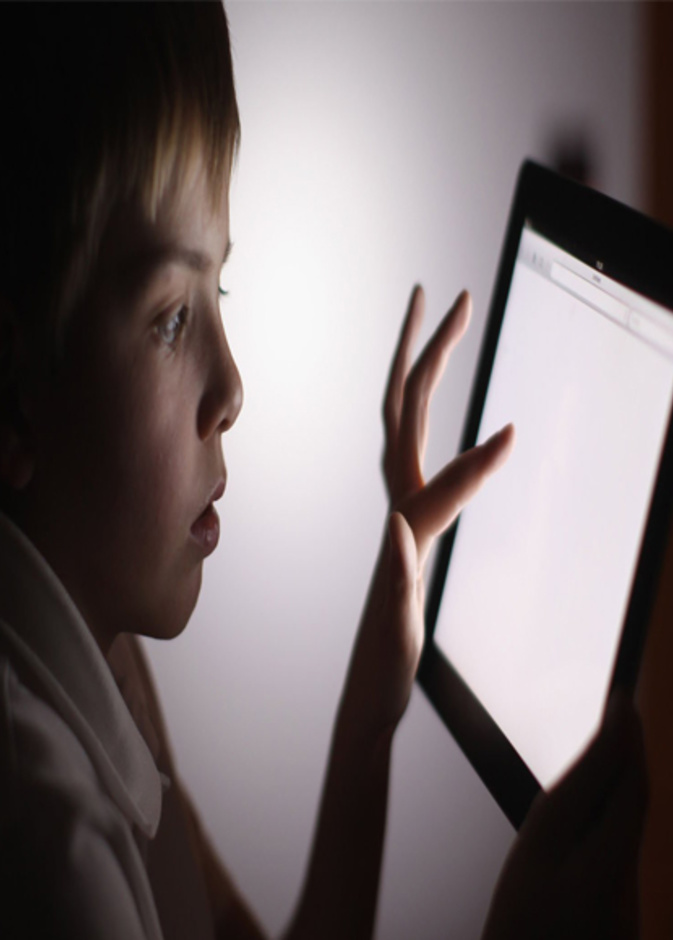 بالوعي و المراقبة تحمين حسابات أبنائك على الانترنت 