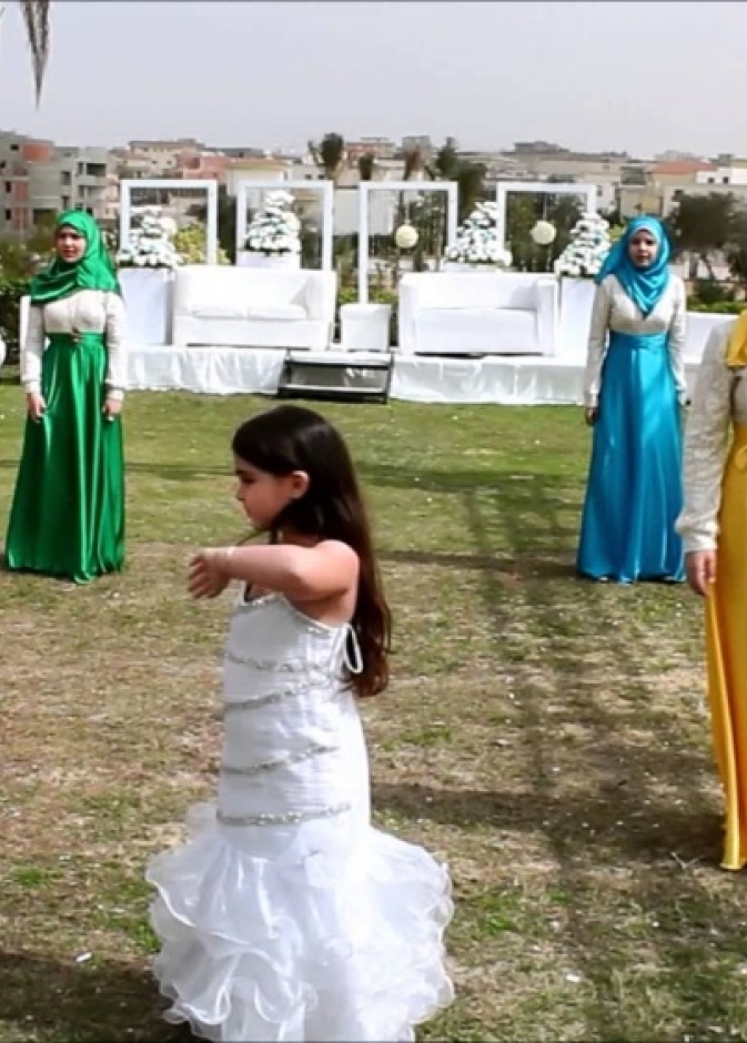 بالفيديو: عروسان تشعلان "يوتيوب" بوصلة رقص