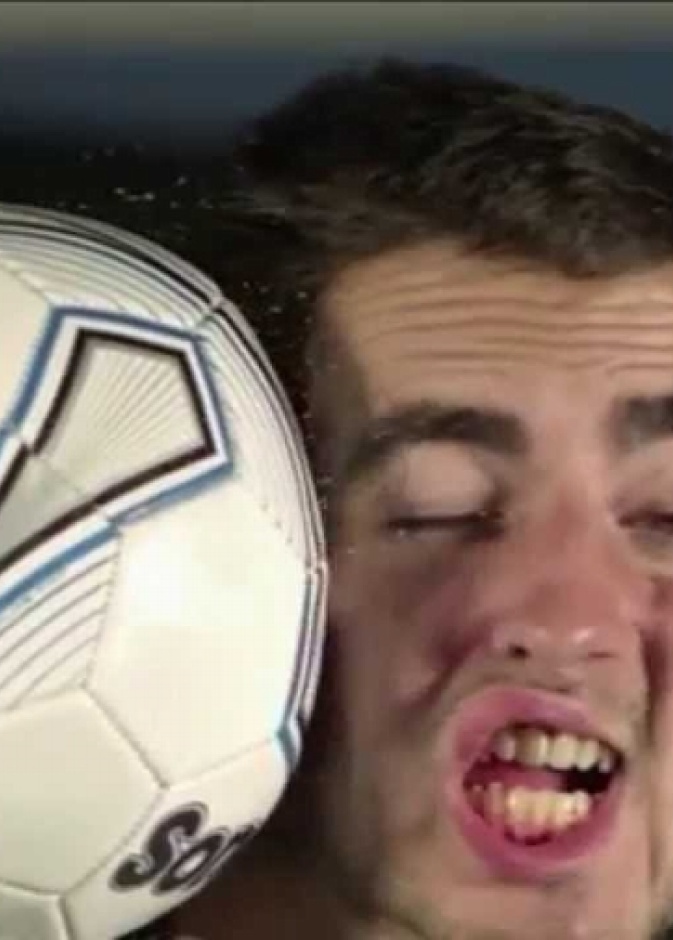 بالفيديو: ضربة عنيفة يتلقاها لاعب كرة قدم على الهواء 