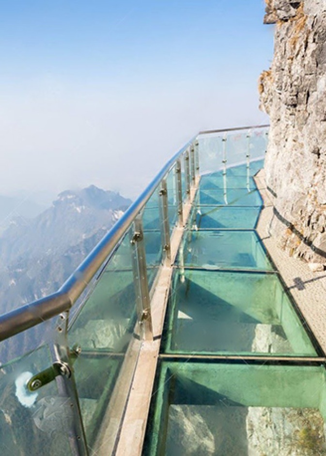 شرخ في الممر الزجاجي الجديد في الصين .. يثر ذعر السيّاح!