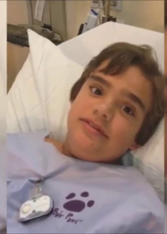 صبي يبتلع صافرة دمية