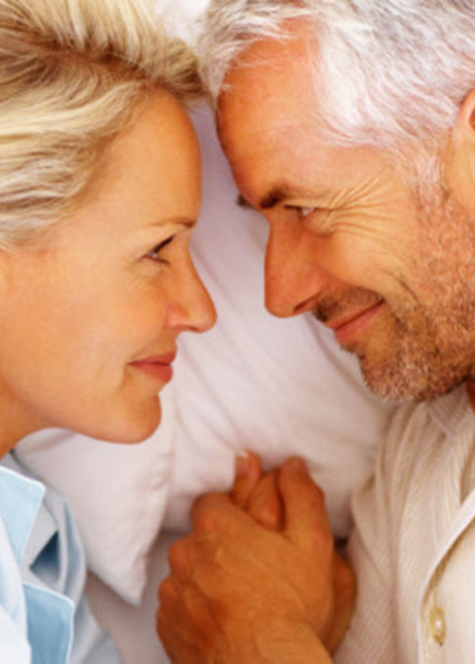 تتحسن العلاقة الزوجية بعد الخمسين لعدة أسباب