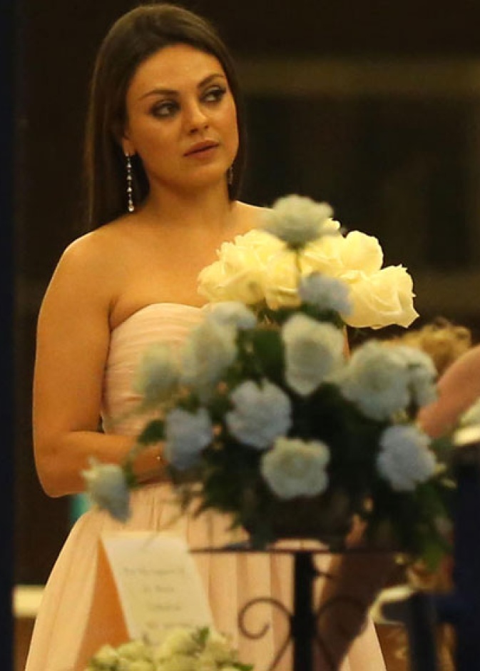 الممثلة Mila Kunis مشرقة في زفاف شقيقها