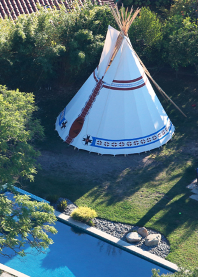 مايلي سايروس تبني كهفاً في فناء منزلها