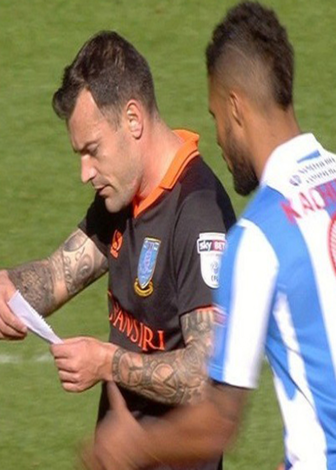 اللاعب يقرأ التعليمات