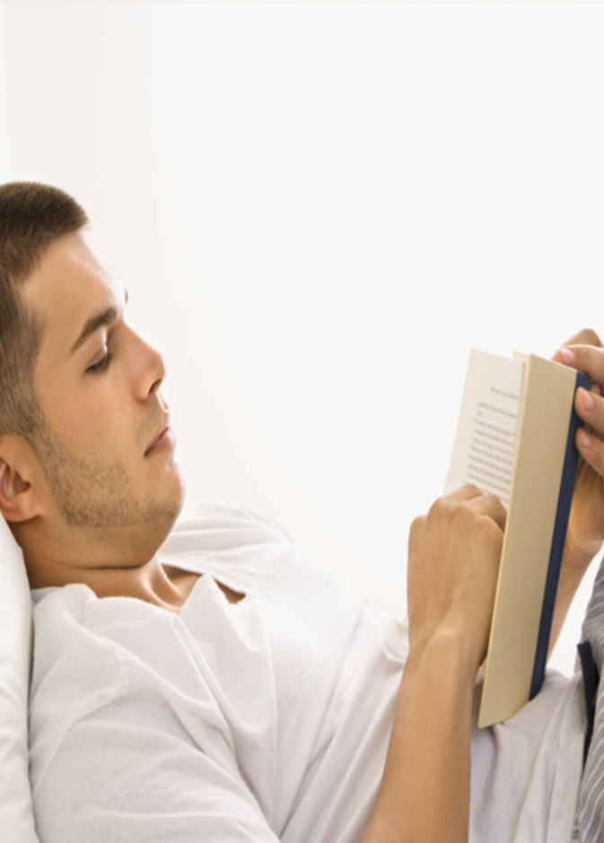 رجل يقرأ