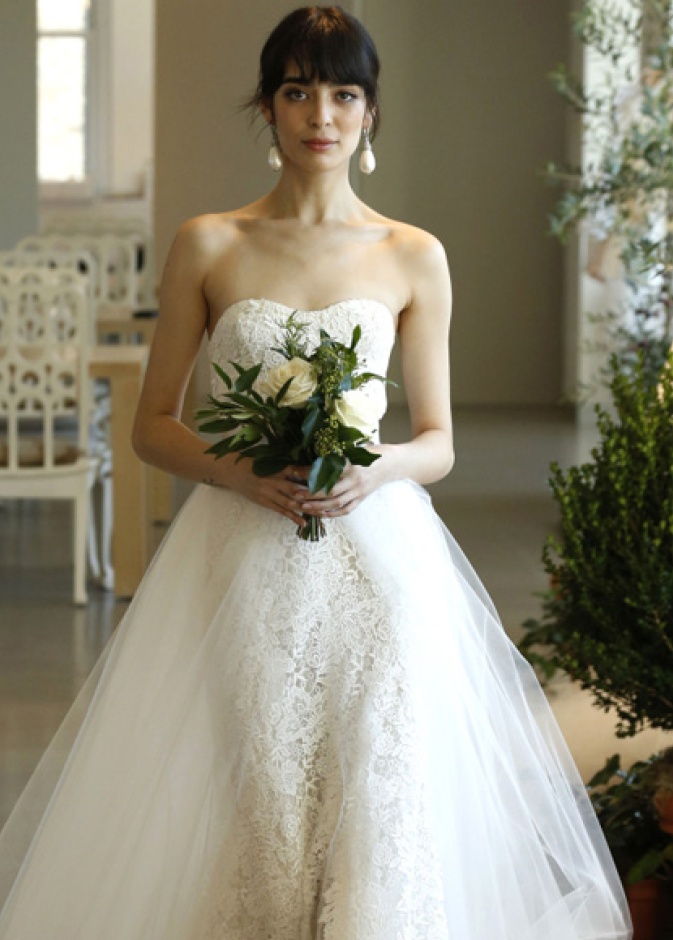 فستان مكشوف الأكتاف مزين بالورود من اوسكار دي لارنتا