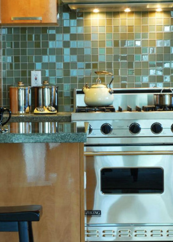 اللون الواحد مع لمسان أناقة لمطبخ عصري