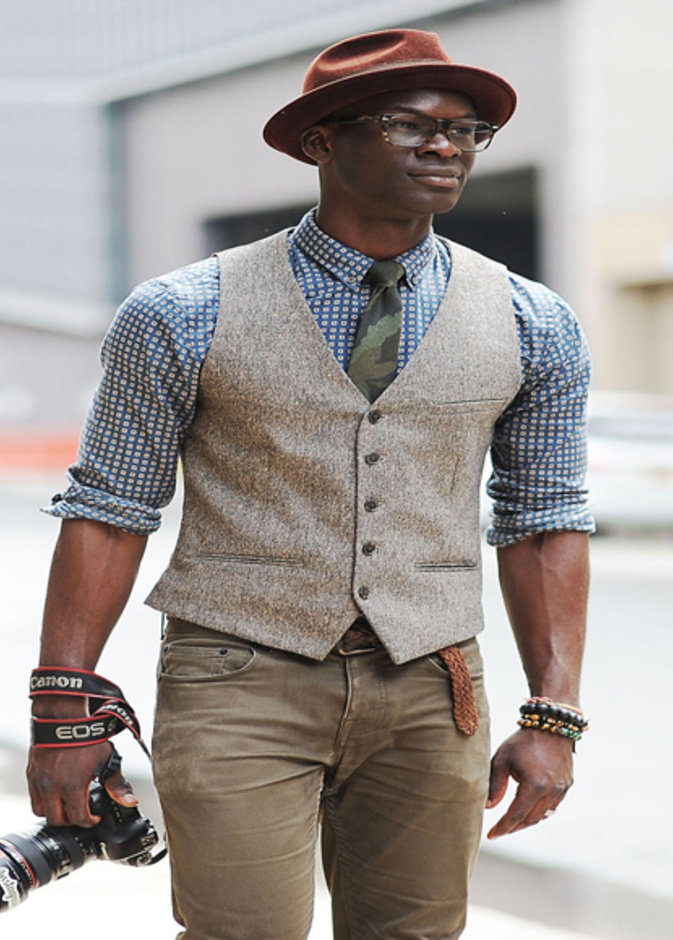 لاتتردد بتنسيق النقشات المنوعة مع لمسات القبعة الانيقة