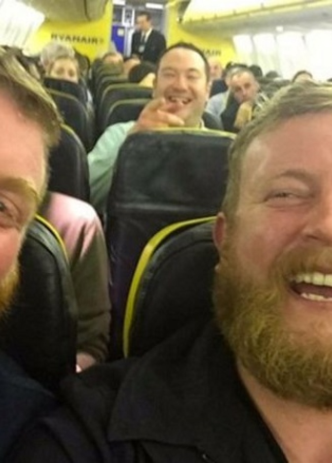 رجل يجد شبيهه إلى جواره في الطائرة