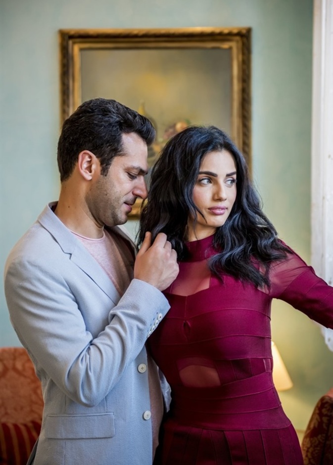 مراد يلدريم ينشر صورة جديدة مع زوجته