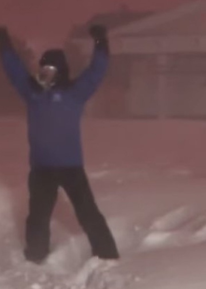 بالفيديو: خبير أرصاد يصرخ بسعادة بسبب عاصفة رعدية جليدية