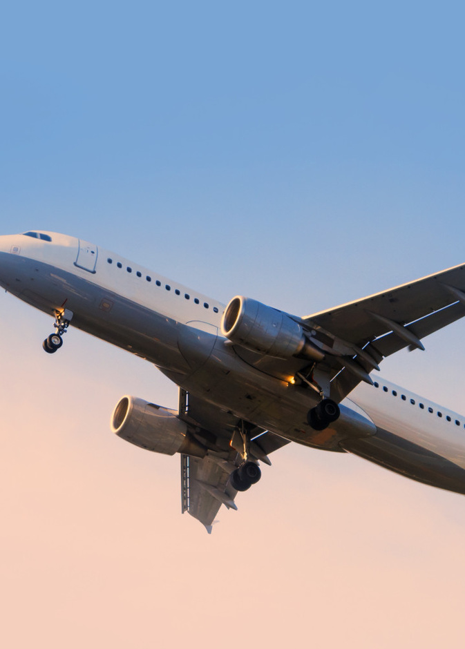 طفل صيني يصل دبي تهريبا بين حقائب الطائرة