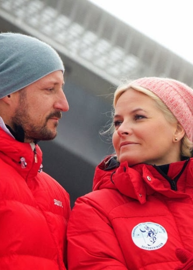 قلوب دافئة فوق ثلوج أوروبا... الأميرة ميتي والأمير هاكون ولحظات رومانسية