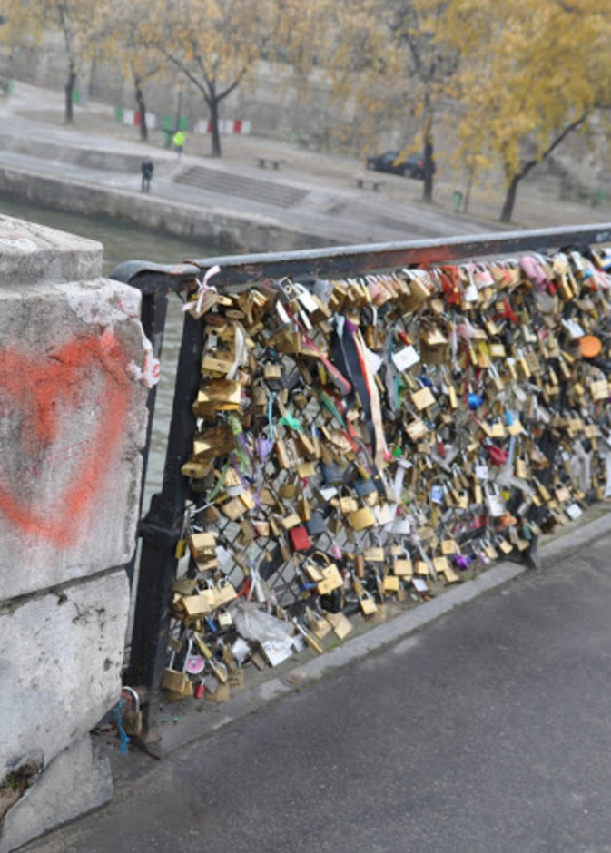 باريس تحرم العشاق من الأقفال !