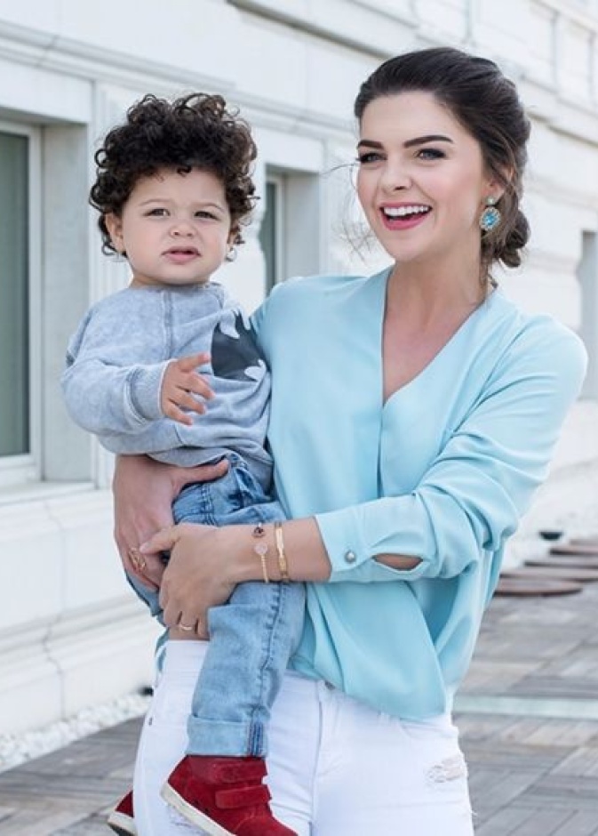 بيلين كارهان وابنها