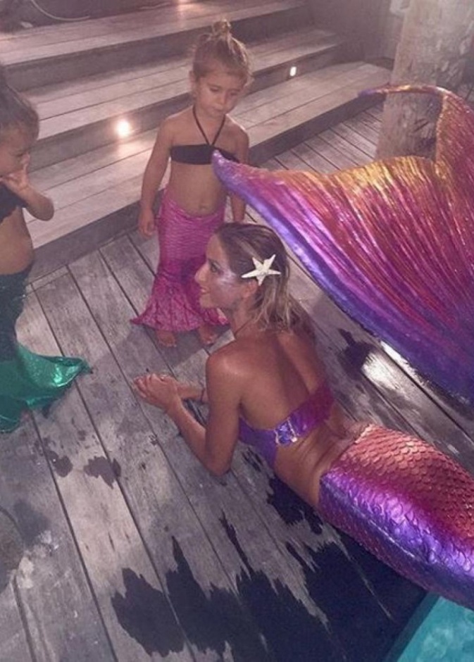  نورث ويست وبنيلوبي ديسيك ترتديان زي عروس البحر