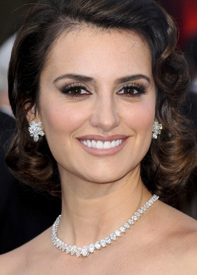 بينلوبي كروز ترتدي طقم الماس شوبارد في حفل اوسكار 2012