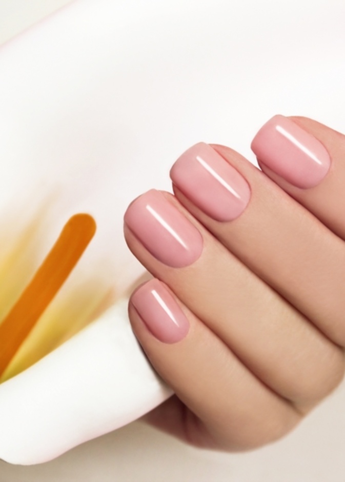 هكذا تطبّقبن الطلاء الفاتح علی أظافرك