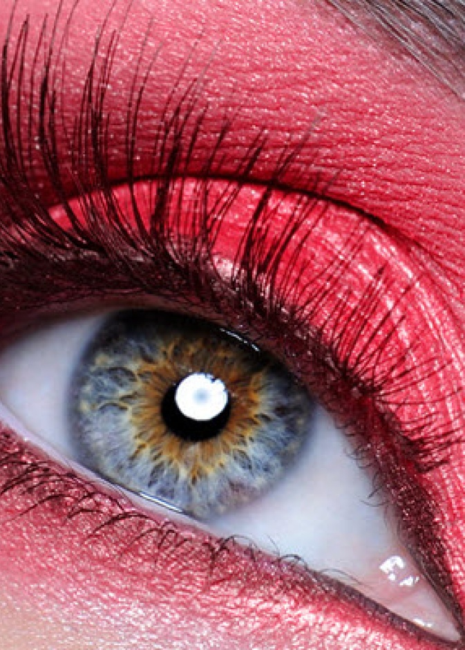 هل تجرؤين على وضع الظلال الحمراء؟