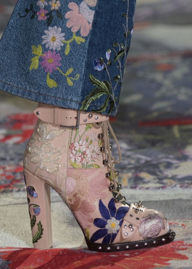 أحذية الـAnkle Boots بطبعات الورود الناعمة من توقيع الكسندر ماكوين Alexander McQueen