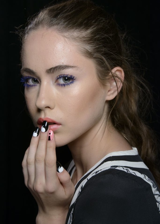 ألوان الأسود لن تغيب عن مناكير الأظافر