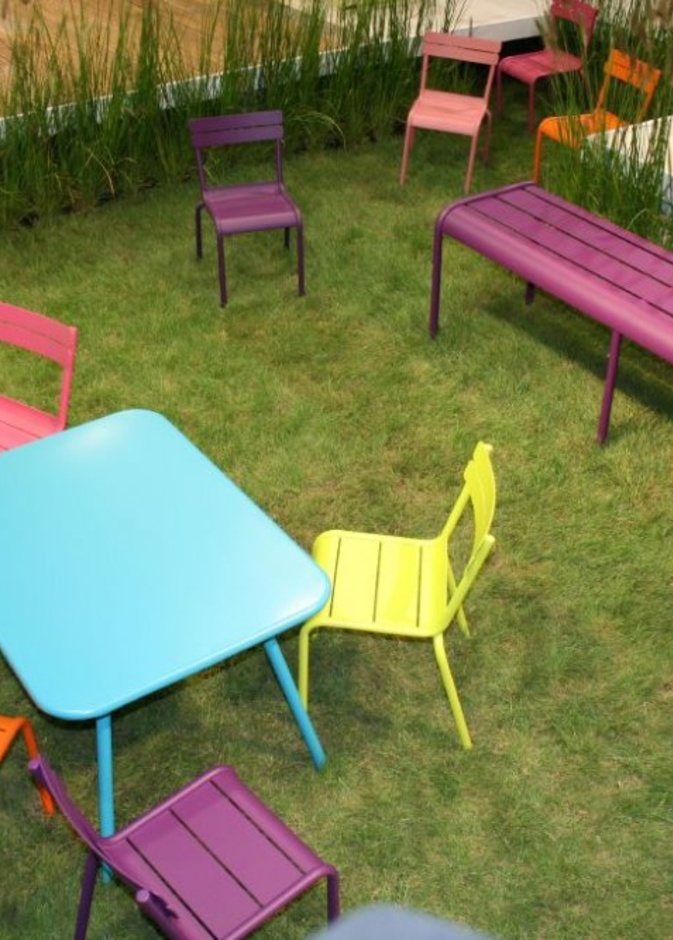 في ديكور الجلسات الخارجية الوسائد الملقاة تجذب الأطفال