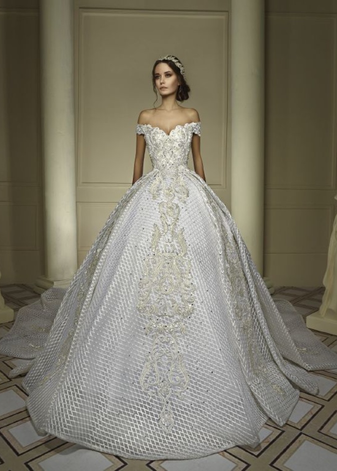 إستخدم المصمم نجا سعادة أقمشة عديدة و مختلفة في مجموعة فساتين الزفاف لربيع 2017