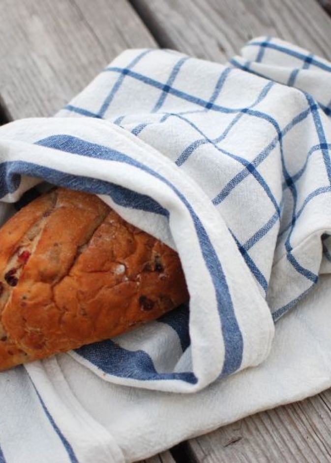 اتركي المعجنات حتى تبرد ثم إحفظها في الأكياس المناسبة 