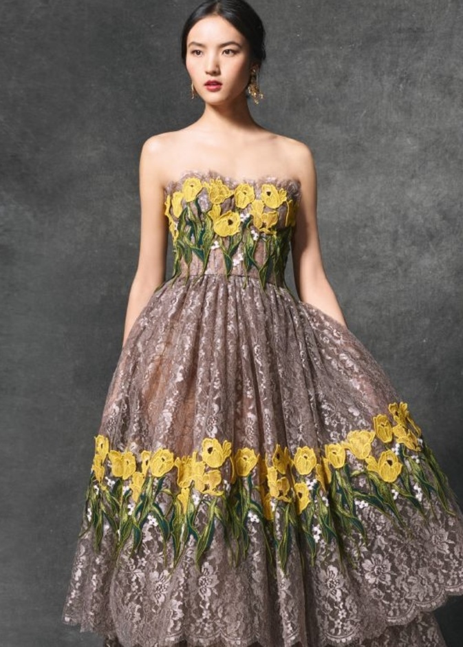 اخطفي الأنظار في خطوبتك في فستان من دولتشي غابانا