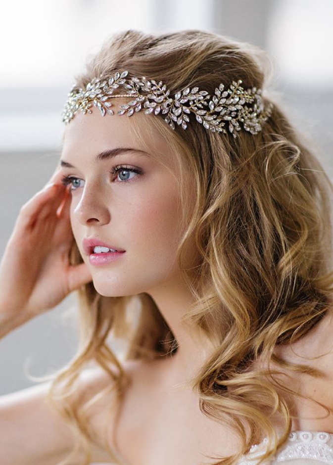اكسسوارات شعر خاصة بعروس هذا الموسم لإطلالة فاخرة.